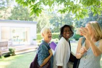 Щасливі старші жінки друзі беруть селфі в літньому саду — стокове фото