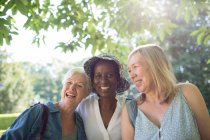 Портрет счастливые пожилые женщины в солнечном летнем саду — стоковое фото