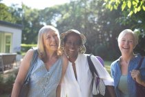 Porträt verspielte Seniorinnen im sonnigen Sommergarten — Stockfoto