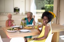 Porträt glückliche Seniorinnen genießen Mittagessen im Speisesaal — Stockfoto