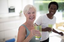 Retrato de mulheres idosas felizes amigos beber água em casa — Fotografia de Stock