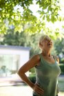 Heureuse femme âgée avec casque d'exercice dans le jardin d'été — Photo de stock