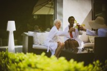 Bonnes amies âgées buvant des cocktails Mary sanglants sur le patio — Photo de stock