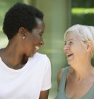 Fröhliche Seniorinnen lachen — Stockfoto