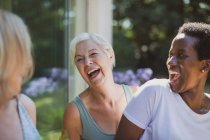 Fröhliche Seniorinnen lachen auf Sommerterrasse — Stockfoto