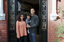 Porträt glückliche Eltern mit kleiner Tochter vor Haustür — Stockfoto