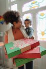 Mãe e bebê filha recebendo entrega de pizza na porta da frente — Fotografia de Stock