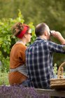 Paar macht Gartenpause im Sommergarten — Stockfoto
