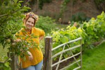Porträt einer glücklichen Frau im Gemüsegarten — Stockfoto
