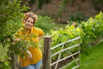 Retrato mujer feliz en huerta - foto de stock