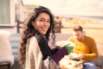 Портрет счастливая женщина ест на солнечном патио — стоковое фото