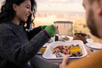 Пара насолоджується обідом з морепродуктами на патіо — стокове фото