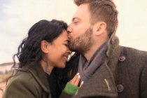 Счастливая влюбленная пара целуется — стоковое фото