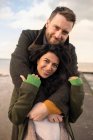 Porträt glückliches Paar in Wintermänteln, das sich umarmt — Stockfoto