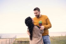 Zärtliches Paar umarmt sich am Strand — Stockfoto