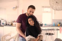 Ritratto felice attraente coppia che abbraccia in cucina — Foto stock