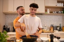 Afetuoso gay masculino casal cozinhar no cozinha — Fotografia de Stock