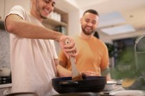 Feliz gay masculino casal cozinhar no cozinha — Fotografia de Stock