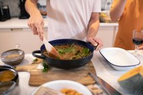 Junger Mann kocht Abendessen in Küche — Stockfoto