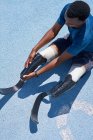Jovem atleta do sexo masculino com próteses de lâmina em execução na pista de esportes azul — Fotografia de Stock