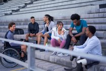 Diversos atletas conversando em arquibancadas de estádio — Fotografia de Stock