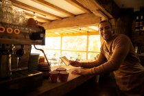 Портрет счастливый мужчина владелец кофейни работает за прилавком — стоковое фото