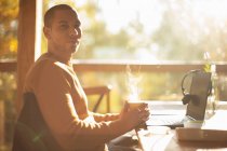 Retrato empresário confiante com café quente trabalhando no café — Fotografia de Stock