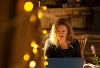 Fokussierte Geschäftsfrau arbeitet am Laptop im Café — Stockfoto