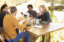 Reunión de empresarios y almuerzo en la mesa del parque - foto de stock