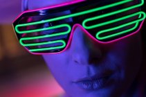 Close up ritratto donna in moderni occhiali al neon — Foto stock