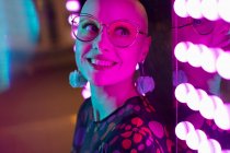 Close up retrato bela mulher com a cabeça raspada, cabeça por luz de néon — Fotografia de Stock