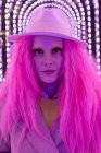 Retrato excéntrico mujer de moda con pelo rosa en fedora - foto de stock