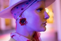 Profil portrait femme à la mode avec boucle d'oreille fleur — Photo de stock