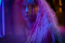 Portrait belle femme mystérieuse aux cheveux roses au néon — Photo de stock