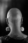 Close up donna alla moda con la testa rasata e tatuaggi — Foto stock