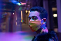 Портрет стильний молодий чоловік з сережками безпеки в масці для обличчя — стокове фото