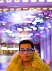 Ritratto giovane elegante in piuma boa e occhiali al neon — Foto stock