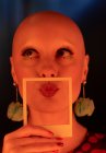 Retrato mulher elegante com cabeça raspada segurando polaroid — Fotografia de Stock