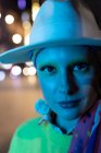 Крупный план портрет стильная женщина в фетровой шляпе — стоковое фото