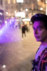 Портрет стильный молодой человек на городской улице ночью — стоковое фото