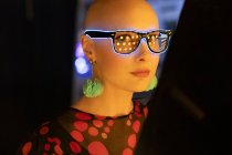 Retrato mulher elegante em óculos de néon e brincos — Fotografia de Stock