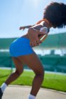 Feminino faixa e campo atleta jogando disco — Fotografia de Stock