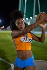 Atleta femminile di atletica leggera che lancia il disco in competizione — Foto stock