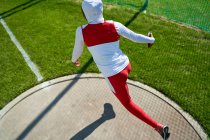 Жінка-спортсменка в хіджабі кидає диск — стокове фото