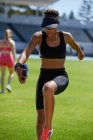 Жінка-спортсменка, що практикує диск кидає в траву — стокове фото