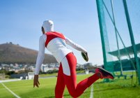 Feminino atletismo atleta em hijab jogando disco — Fotografia de Stock