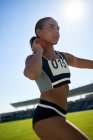 Focalizzato atleta atleta femminile pista e campo lancio colpo messo — Foto stock