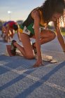 Leichtathletin bereitet sich im Startblock auf Leichtathletik vor — Stockfoto