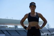 Retrato confiado determinado atleta de pista y campo femenino - foto de stock