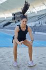 Atleta femminile di atletica leggera salto in lungo — Foto stock